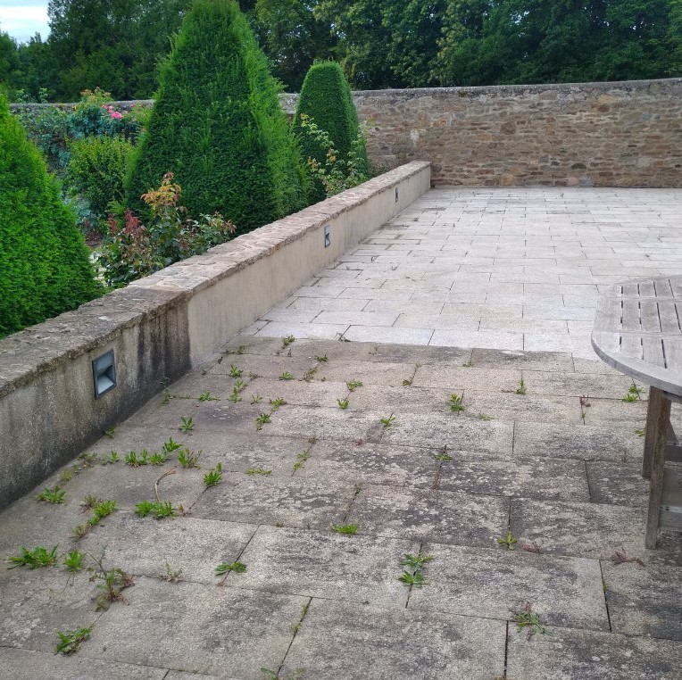 Pavés en cours de décapage